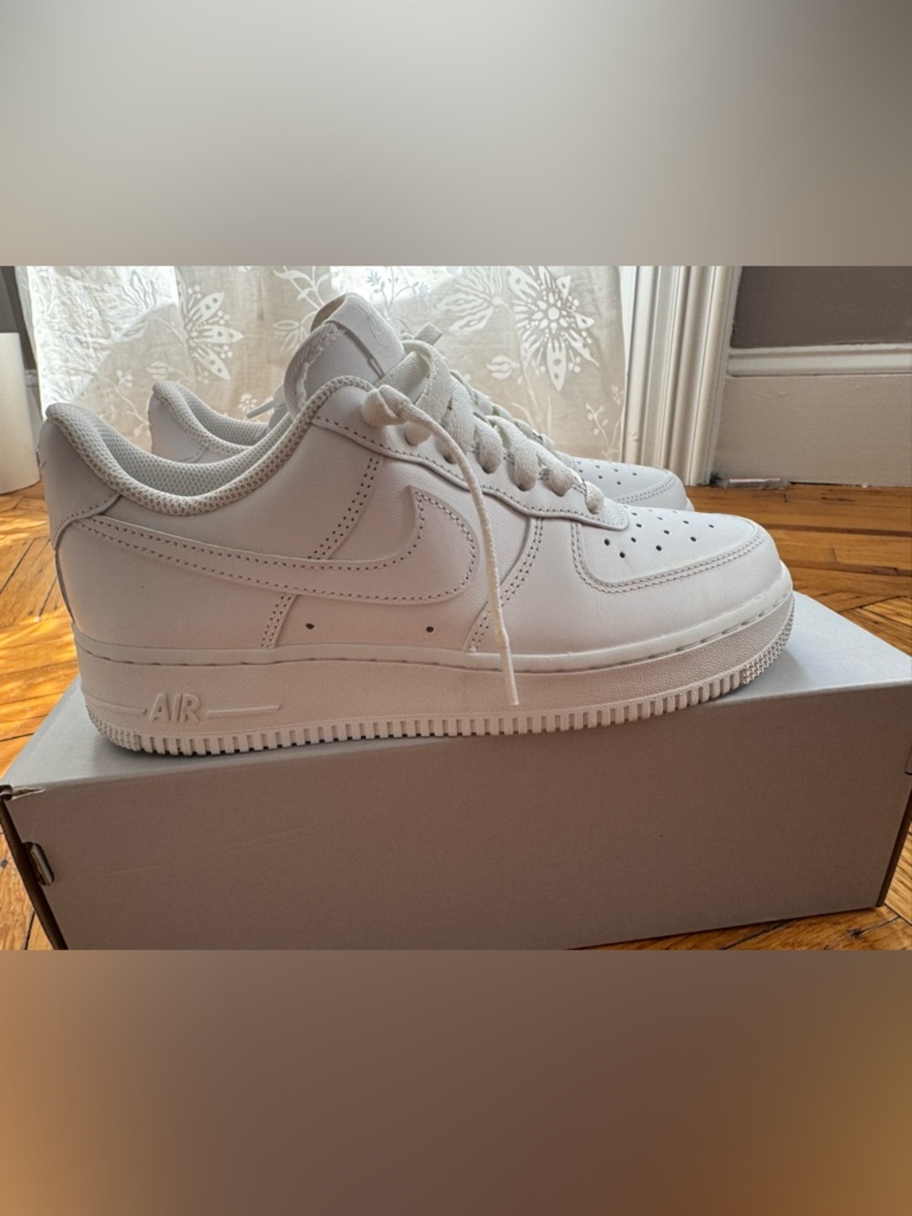 Worn Once! Woman 8.5 Nike AIR Force 1-  WORN ONCE - Picture 5 of 11